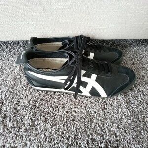 Men's Onitsuka Tigers Size 10 Black and White